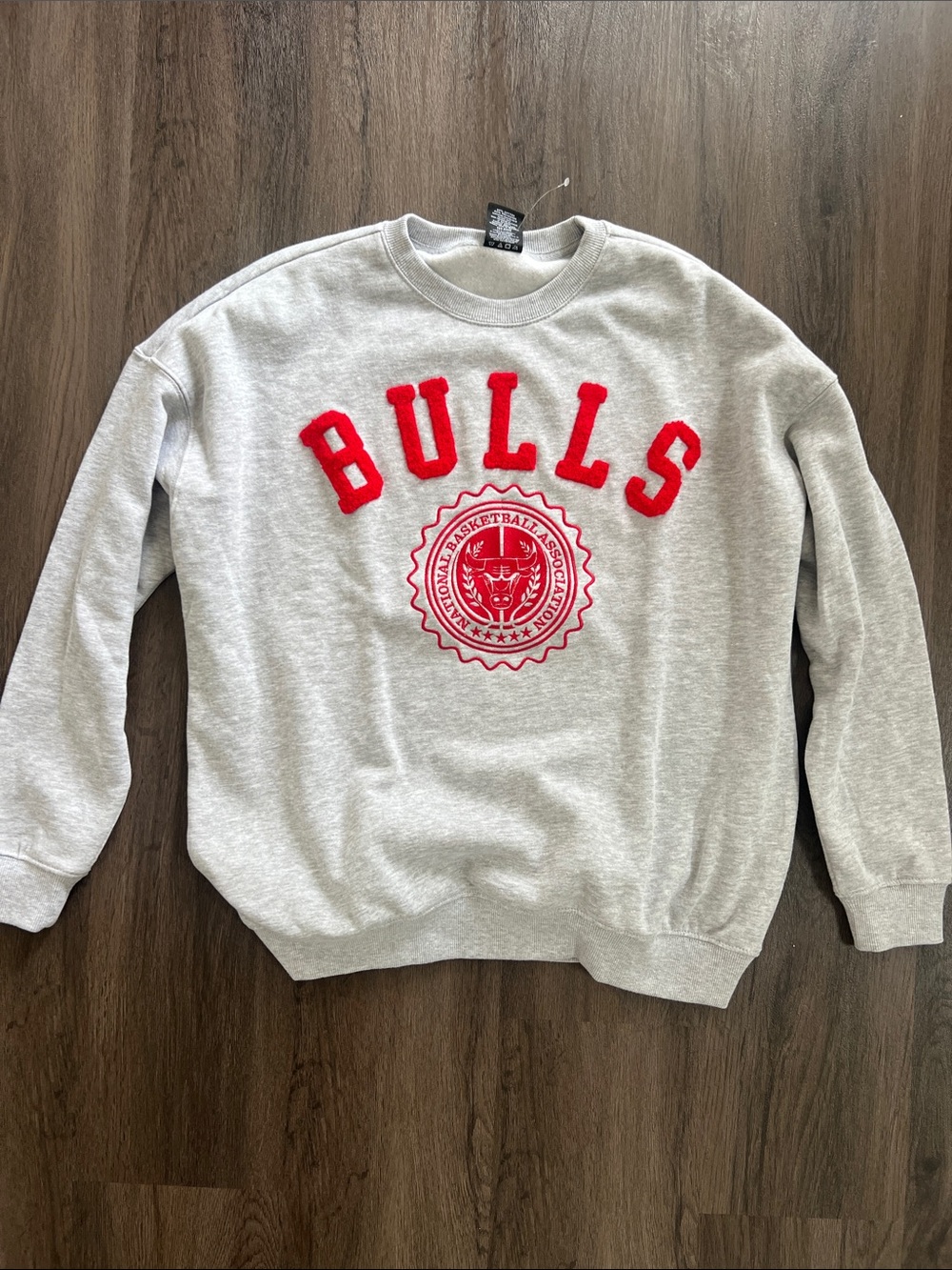 NWT Chicago Bulls Gray Pullover Sweatshirt with Red Logo